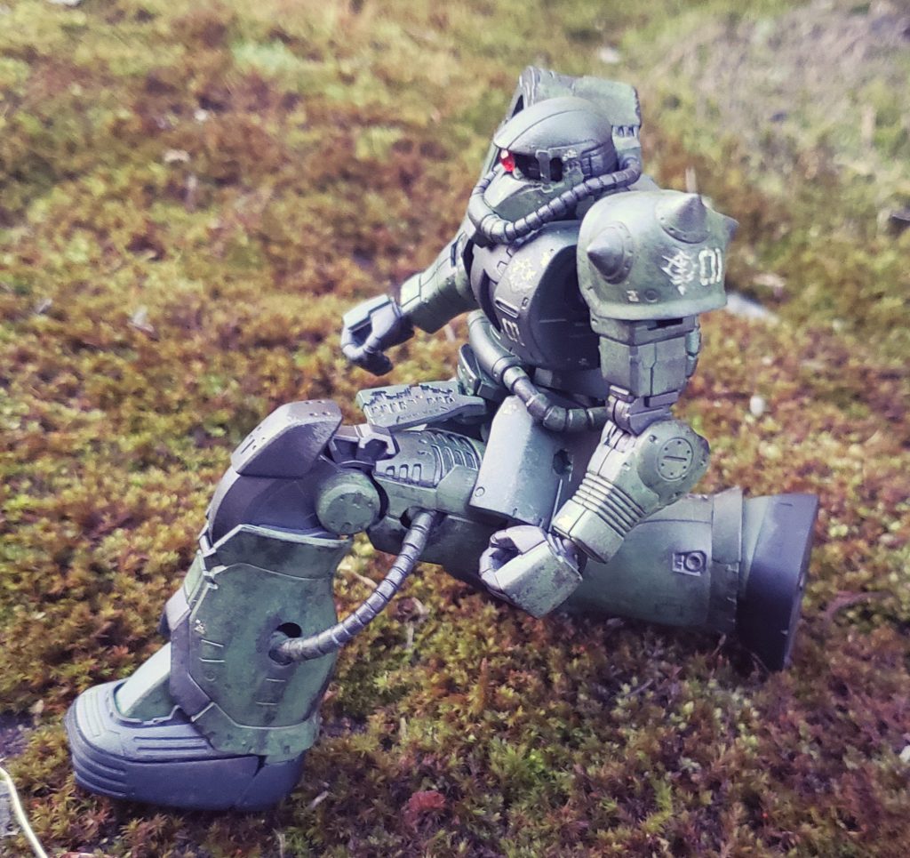 PSのガンダムver2.0のパケ絵的なポーズ。1番最初に買ってもらったPSのゲームでしたが、宇宙空間のコックピット視点は当時の小学生には難しすぎました。何回大気圏突入前にガンダムを爆発四散させたか分かりません。高校の時あたりに一応全クリしました。