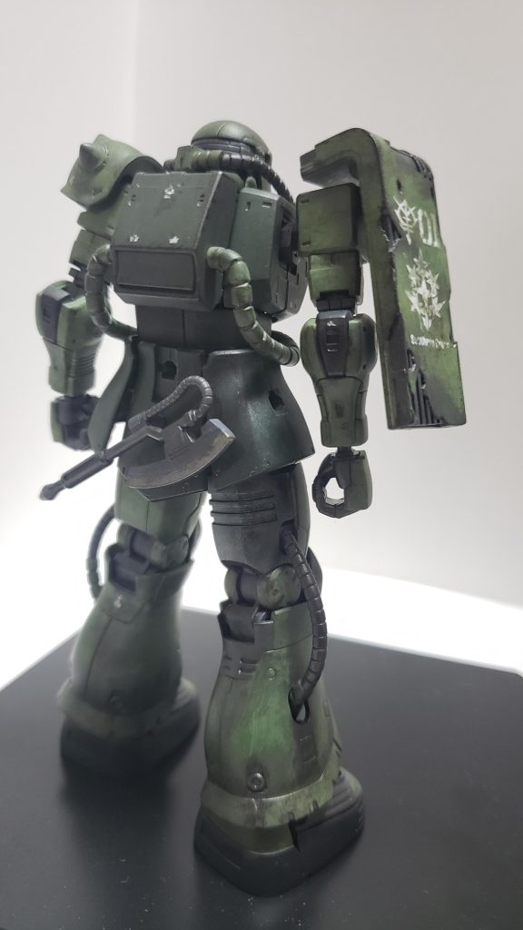 全体的に水性ホビーカラーの黒鉄色をこすって色褪せ感をば。足の色合いが良い感じ。