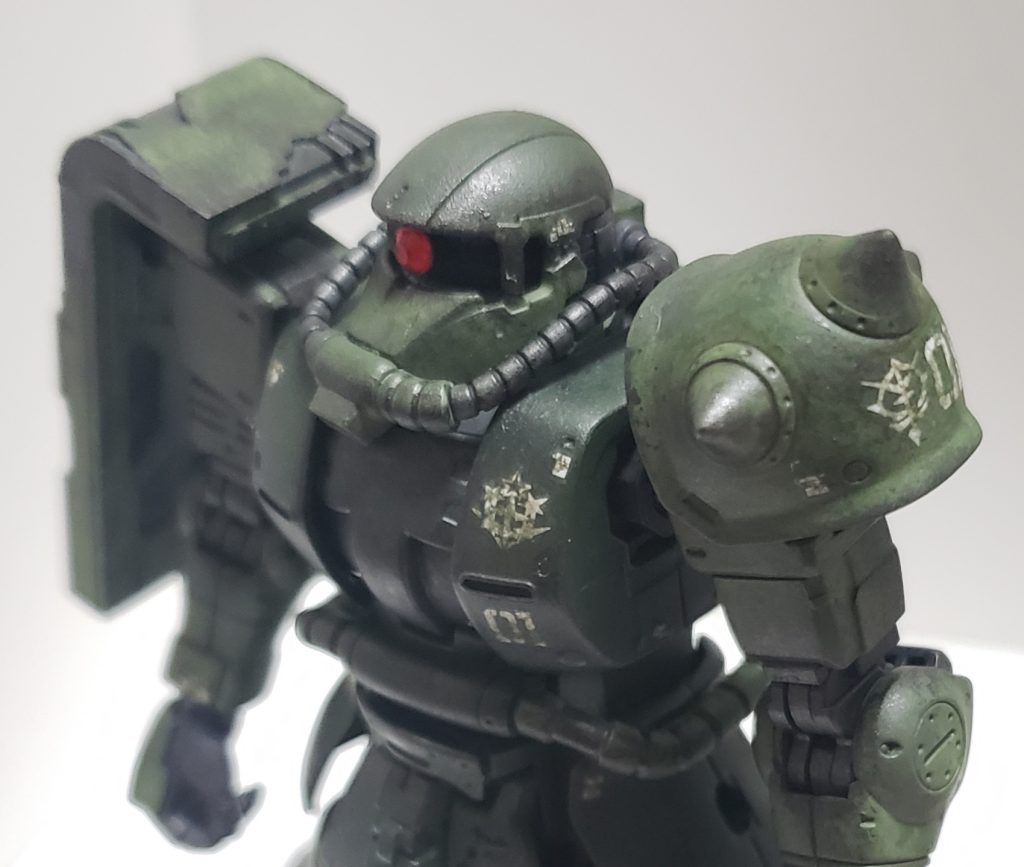 モノアイは100均のシール。ビルダーズパーツのサイトレンズにしようかと思ったけど、お高いしこっちでも十分ッス。スパイクアーマーの合わせ目もキレイに消せたので満足。