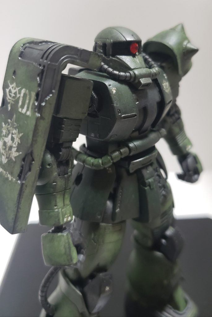 シールドのボロボロ感も良さげ。ドライブラシやメラミンスポンジで黒鉄色ポンポンが効いてます。黒鉄色ホント万能ですのう。