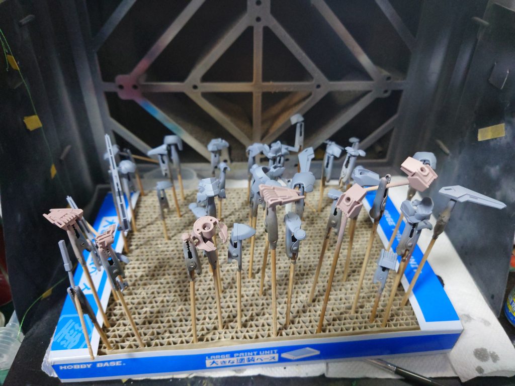 一部部品の合わせ目消し、各パーツの表面処理後調色したサフで下地塗装合わせ目が目立つ箇所の後ハメ加工が少し面倒な作り…