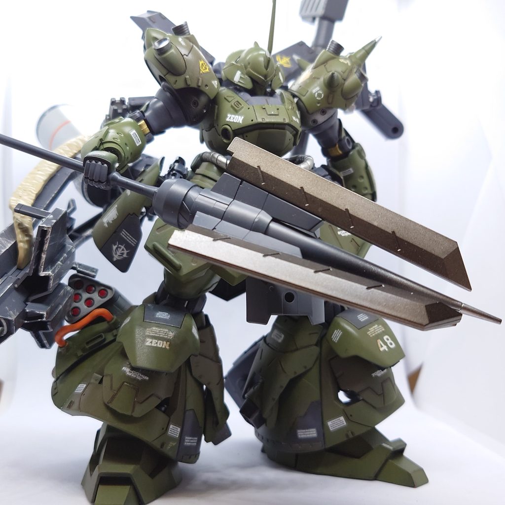 アイアンランスメイス大型重槍に3枚のガンダリウム合金製ブレードを接続したメイス状の武器。刺突、殴打に対応しており、簡易的なシールドにもなる