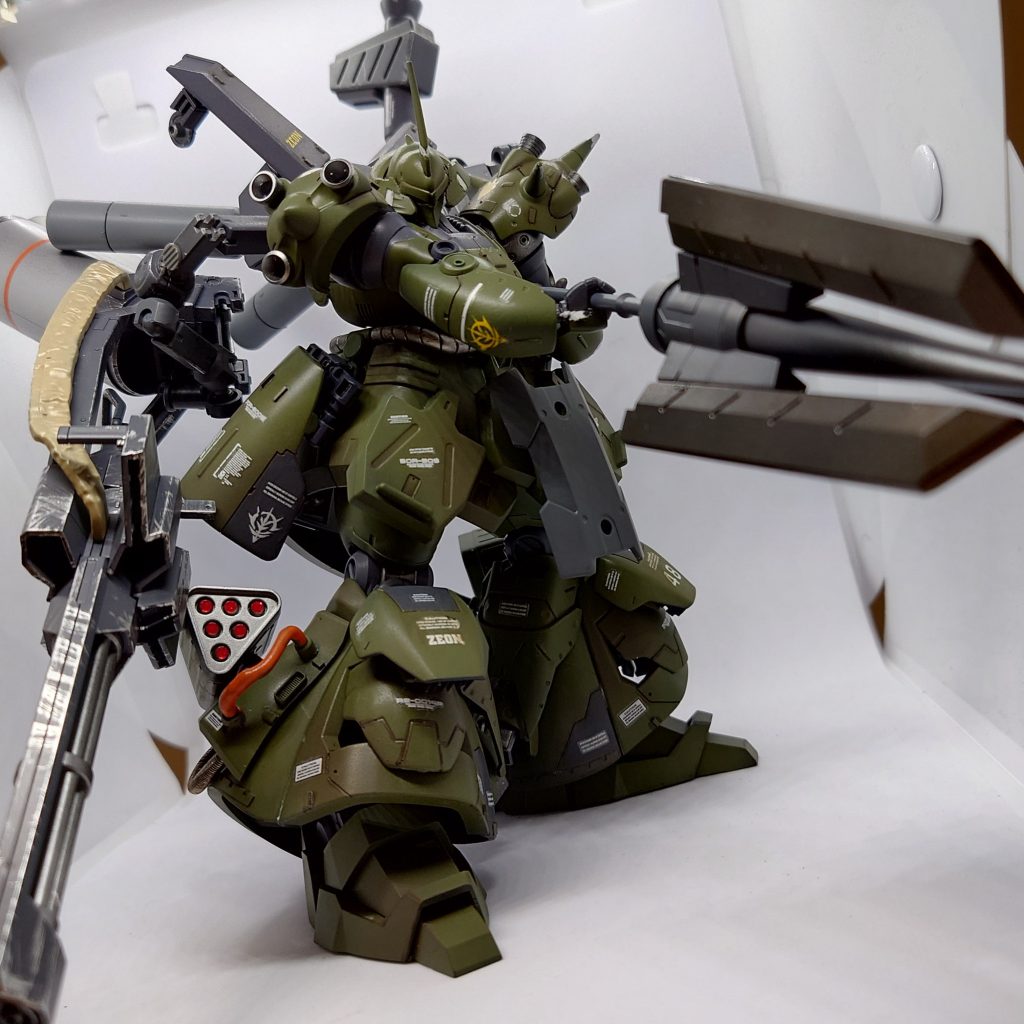 ガンダリウム合金製なため、ブレード部分は同合金製装甲を破り内部を破壊することができる。