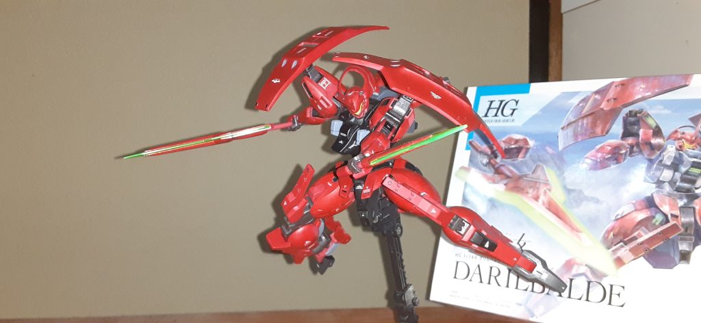 塗り分けしだすと楽しくなってどんどん余分な塗装してしまいます…w 頭部カメラ部分もガンダムカラーのメタリックグリーンとイエローで。