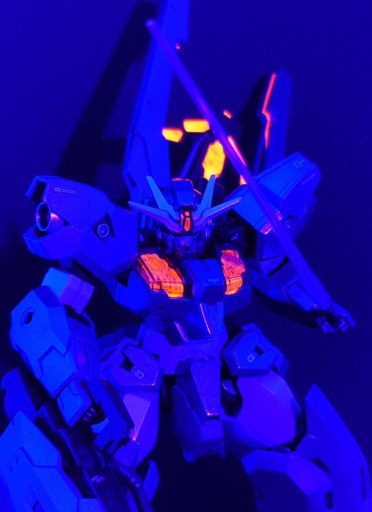 ベタですが蛍光レッドで光ります。