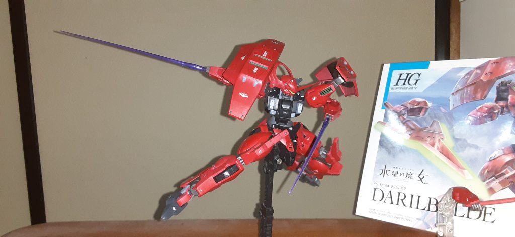 足首の先だけミッドナイトブルーにして単調にならないように、アンビカーの後ろも設定だと赤ですがそれだとつまらないので艶消し黒で。