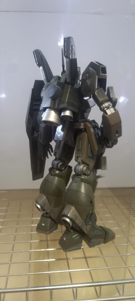 後ろからバーニアはいつも道理外シルバー、中ガンメタで塗装