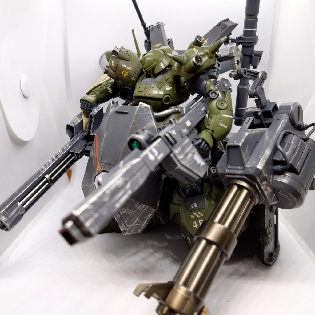ケンプファーリュストゥング 重武装形態大型武装を可能なかぎり装備した重装備形態で、重量増加に対抗して腰部全面と後方にホバリングユニットを追加している。これにより最低限の機動性は維持できたが、MSとしての運動性は失われておりMA的な運用がされる。