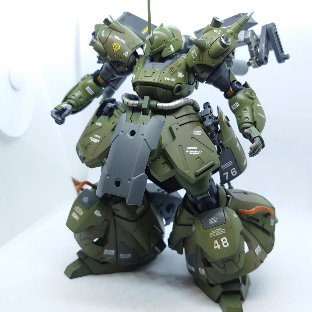 ケンプファー リュストゥング 素体一部に開発中のガンダリウム合金次世代試作型が用いられ、剛性が高められている。多数の武装を運用すべく簡易サブアームによる装備換装補助機能をもち、迅速な武装変更を可能にする。しかしサブアーム自体には射撃を行うほど精密な機能は備わっていないため、あくまで武装の保持と換装補助機能に限定される。