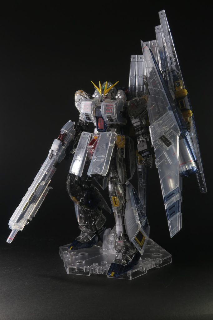 アーマーやシールドなど、素体以外のパーツは乳白色です。