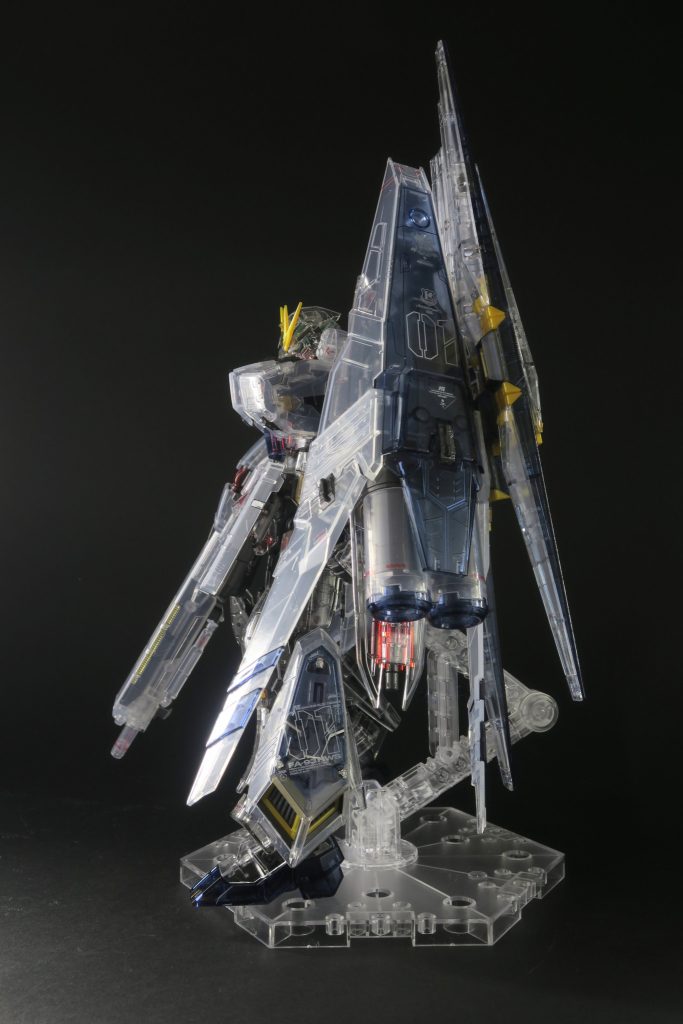 最後にトップコートとして光沢スプレーを使用。関節などクリアーではないグロスのパーツもあるため、トップコートで全体の質感に統一感が出たと思います。