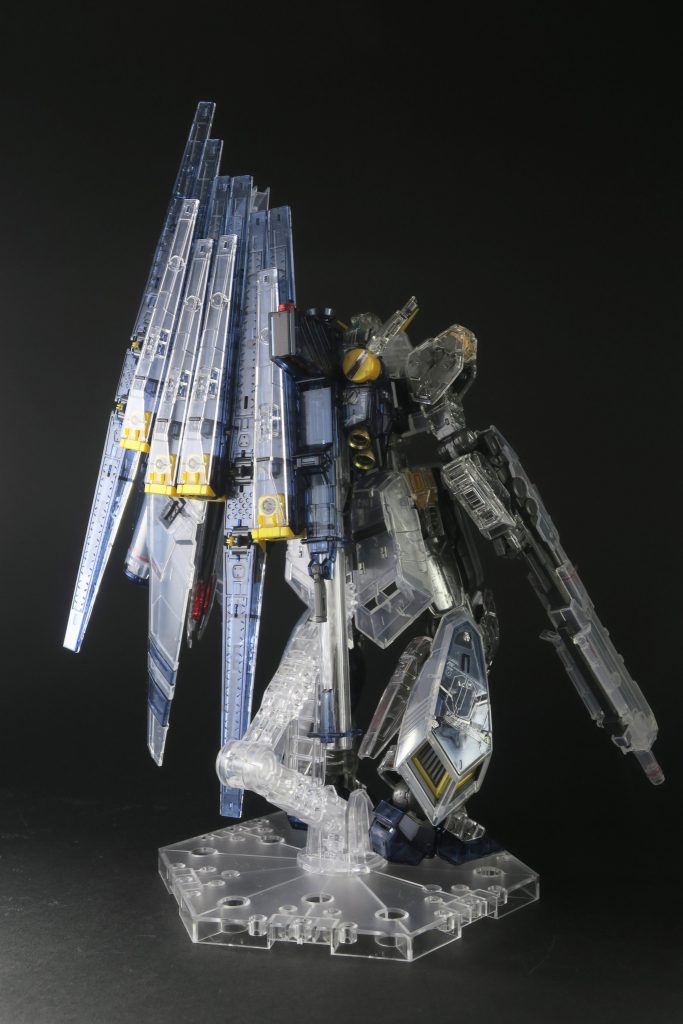 バーニアはマイブームのゴールドにしてます。部分塗装と言っても、関節のところと、胸部のミサイル、細かいポイントのところとこのバーニアぐらい。塗り過ぎたらクリアーの意味がなくなると思い、最低限にとどめてます。