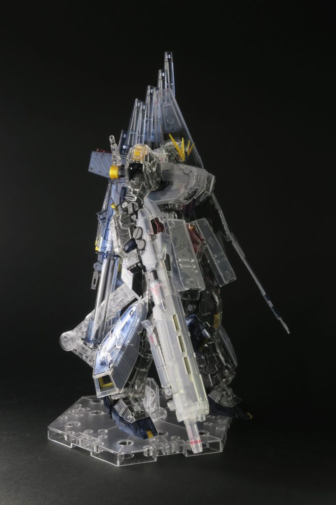 クリアーなので、シールを貼ってもほとんど目立ちません…ただし、乳白色のところに赤のシールなら目立ちます。