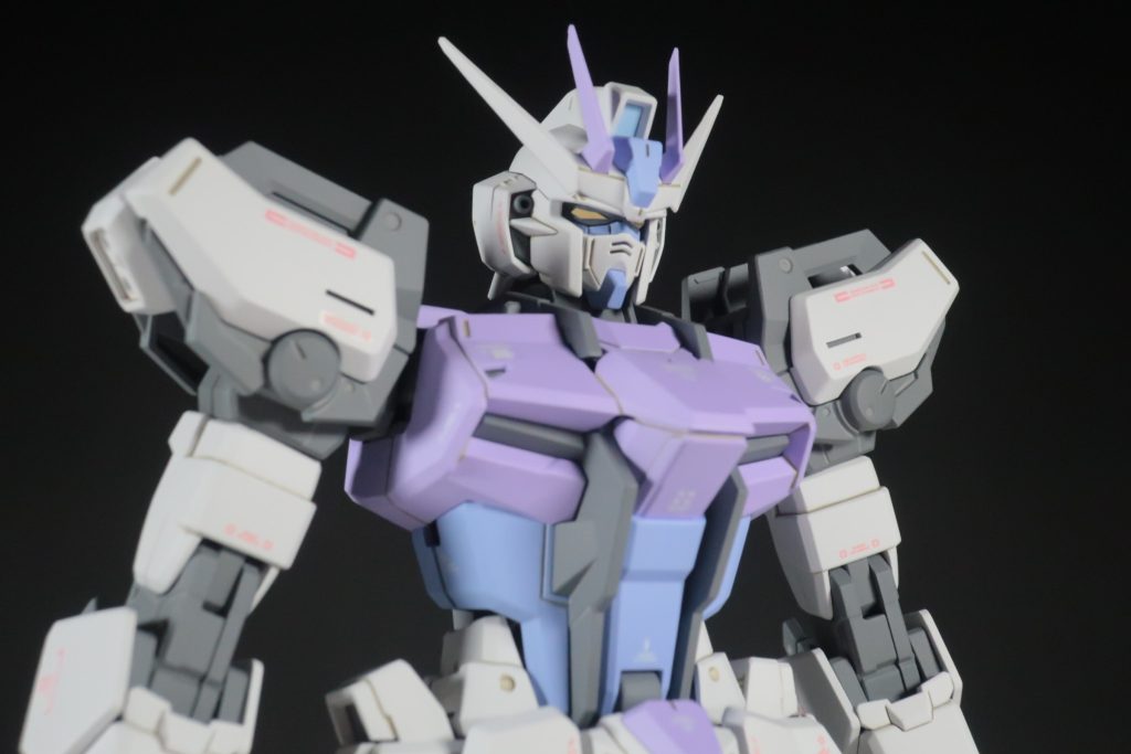 目の部分をプラ板で作り直しひさしの角度を変えてアニメ本編(重田作画)の顔を目指しました