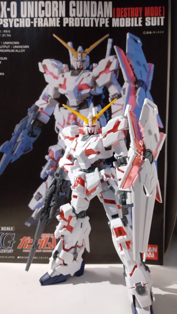 まずはHGユニコーンガンダムの素組み。かなり前に作りました。Twitterのフォロワーさんが100人突破したのを記念して作り出したのですが、今は300人以上もフォローしてくれている方がいます。フォロワーの皆さん、そしてこの投稿を見てくださっている皆さん、本当にありがとうございます。(′v′)