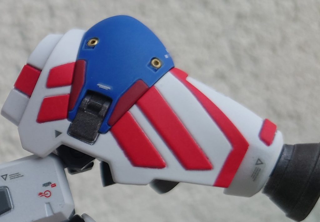 とにかく目立つ肩パーツ！充分かっこいいのですがワンポイント何か欲しいなーって事で青いパーツにコの字型に切れ込み入れて、プラ板で作成したそれっぽいパーツ入れたのですが、如何せん青いパーツのコの字の部分が細いため、折れてしまい上からプラ板(赤いパーツ)を貼ることになってしまいました…ﾄﾎﾎ( ×ω× ;)金色の小さはパーツは百均の手芸用のビーズです