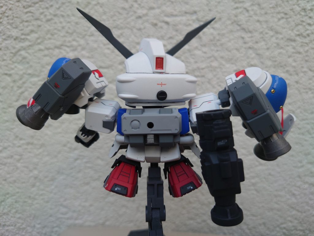 デカール貼りの作業をコンセプト②の状態でやっていたためこちらの背中は寂しい感じ(￣▽￣;)