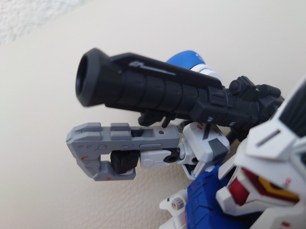 バズーカの持ち手も半スクラッチで作りました持っている部分も持ち手を差し込んだ後に、小さく見えてる白いパーツで固定する感じです