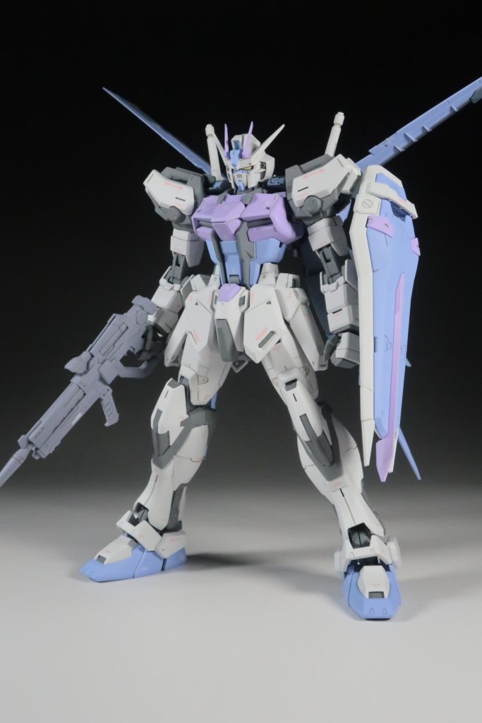 エールストライクエールストライカーも本体に合わせ寒色系で統一空(宇宙)に馴染むようなカラーを意識しました