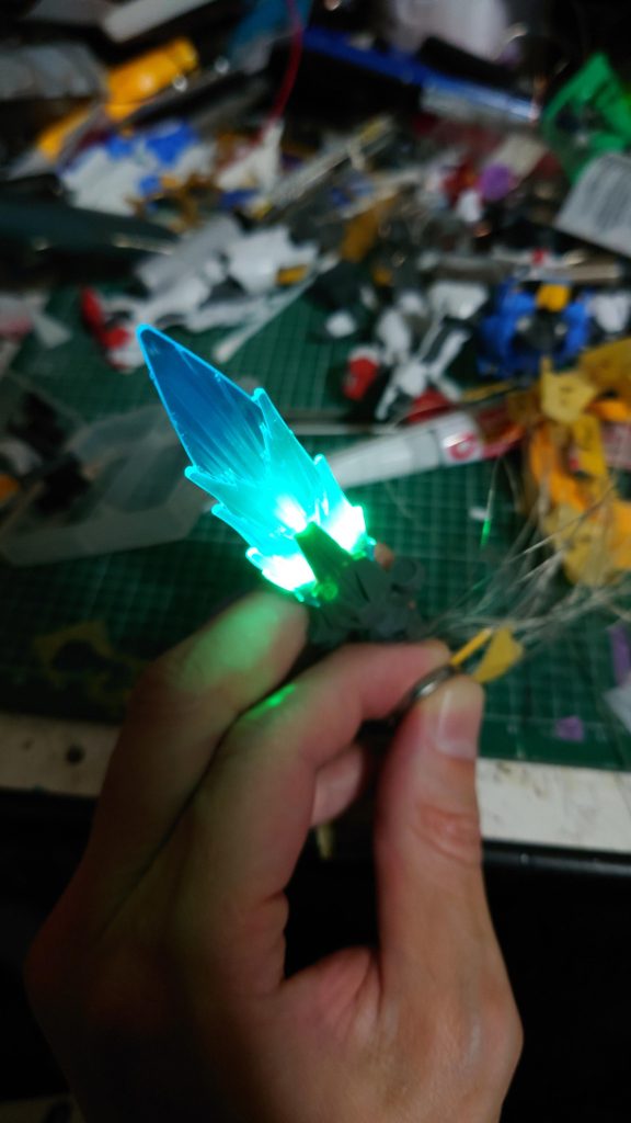 ライフルも独立で発光出来るようにLED×3、スイッチ、ボタン電池で電飾。