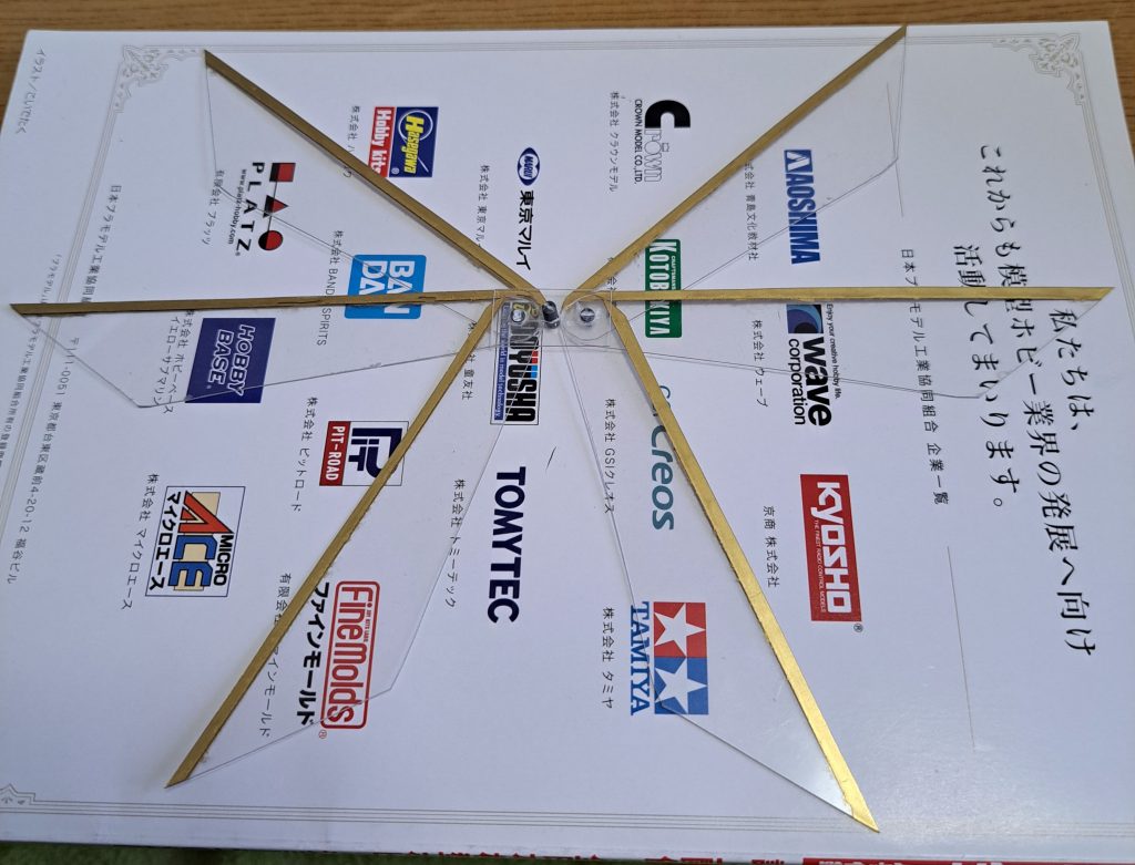 羽は、ダイソーのクリアプラ板で作り、稼働するため、ランナーを刺して稼働、装着できるようにしてあります。100均のレジンを使って目を作成し、塗装は、ゴールド以外は全てマニキュアを使い、ゴールドにマッキーペイントマーカーを使いました。