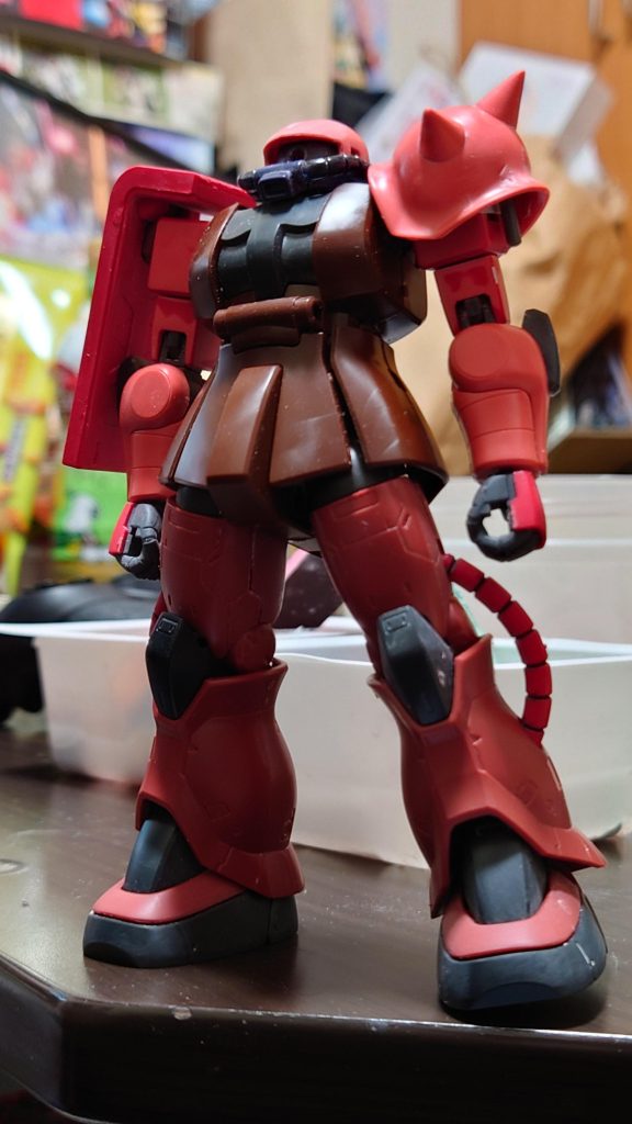 素体のザクのミキシングレシピです。頭部上  旧HGUC頭部下 HGUC06R胴体 旧HGUC肩～上腕＆肘関節 新HGUC下腕 旧HGUC脚 丸ごとオリジンそれぞれ接合部分の加工は必要ですが、それほど難易度は高くありません。前作のHGUCガルマ・ザビ専用ザクでは胴体上下に分割して軸を仕込みましたが、今作ではバックパックで動かないでしょうし、自立しなくなる可能性を考慮して、旧HGUCのまま一体にしています。