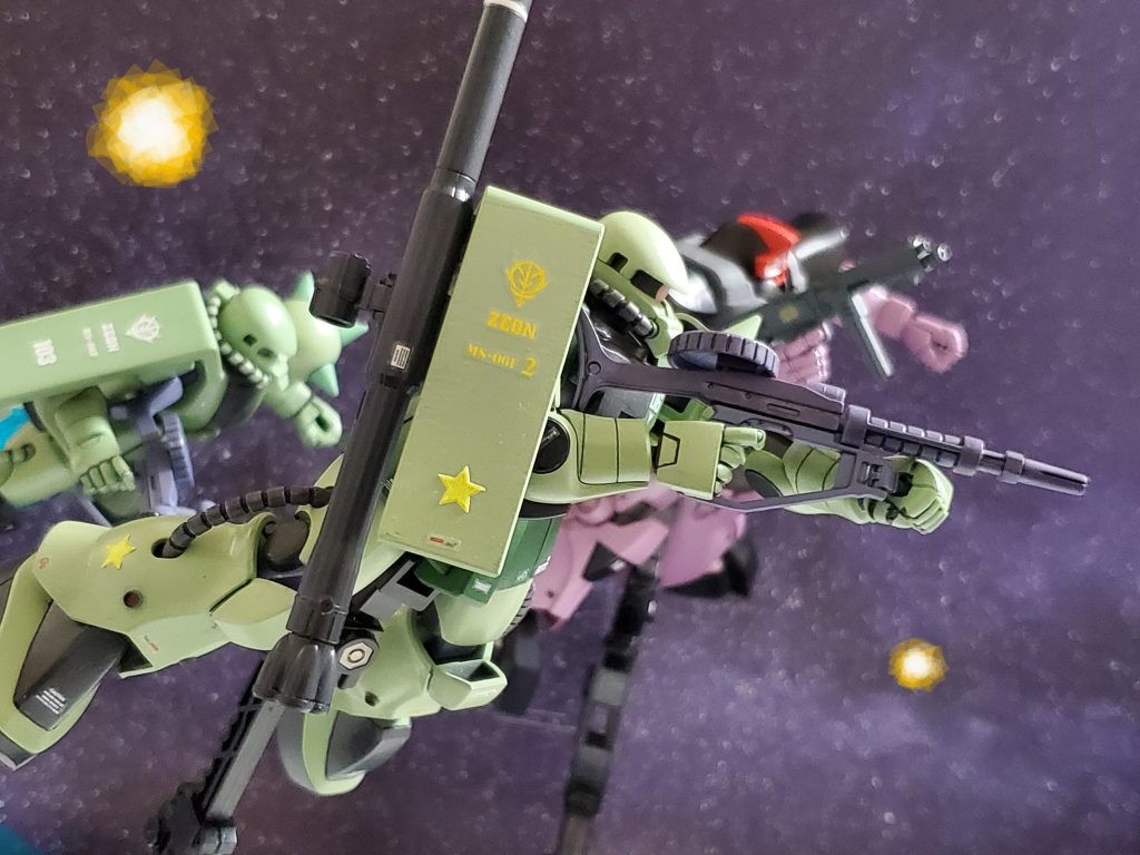 宙域に現れたジムカスタムに対し、迎撃体勢をとるジオンMS部隊❗これまでのジオン残党とは動きが違う手練れのMS部隊😰黄色の🌟マークは『残存ソロモン特殊攻撃隊』の証である❗