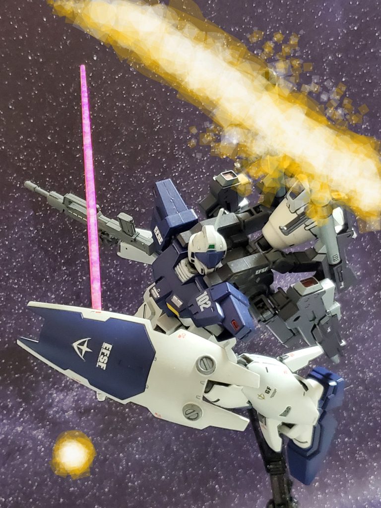 強力なメガ粒子砲の一撃がジムカスタムを襲う😱💦間一髪❗背部バズーカは消し飛んだが直撃は回避~😅