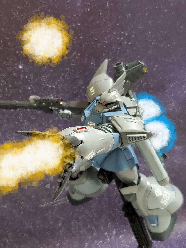 ハインツ・ベア大尉を狙うのは、コンペイトウで痛み分けに終わったエースパイロットのゲルググである❗どうやら、失った左腕に水陸両用MSの腕を装備しているようだ👀✨その腕先から放たれるビーム砲は高火力に調整されている😰