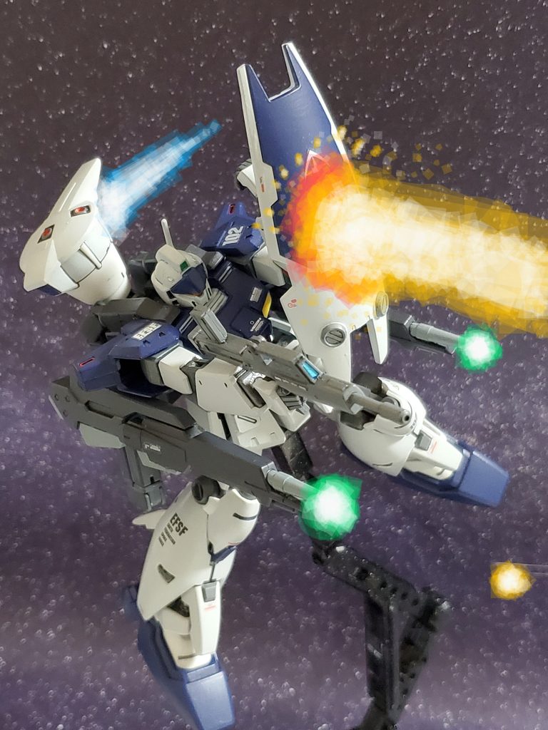 回避しようと動くも、これまで幾度となく戦ったためか、動きを読まれるハインツ・ベア大尉💦避けきれずシールド🛡️で防ぐが火力が高く、一瞬で溶けてしまう~💦ジムカスタムもビームキャノンを放ち応戦👍✨