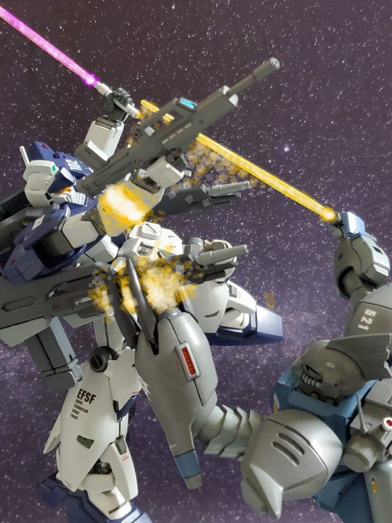 ついに間合いを詰められ、捕捉されるジムカスタム💦ゲルググはアームクローでビームキャノンを押さえ込み破壊🦀💥続けざまにビームサーベルで右腕を切り落とされる💦近接戦闘に持ち込まれ、片腕を失い大ピン~チ😱❗