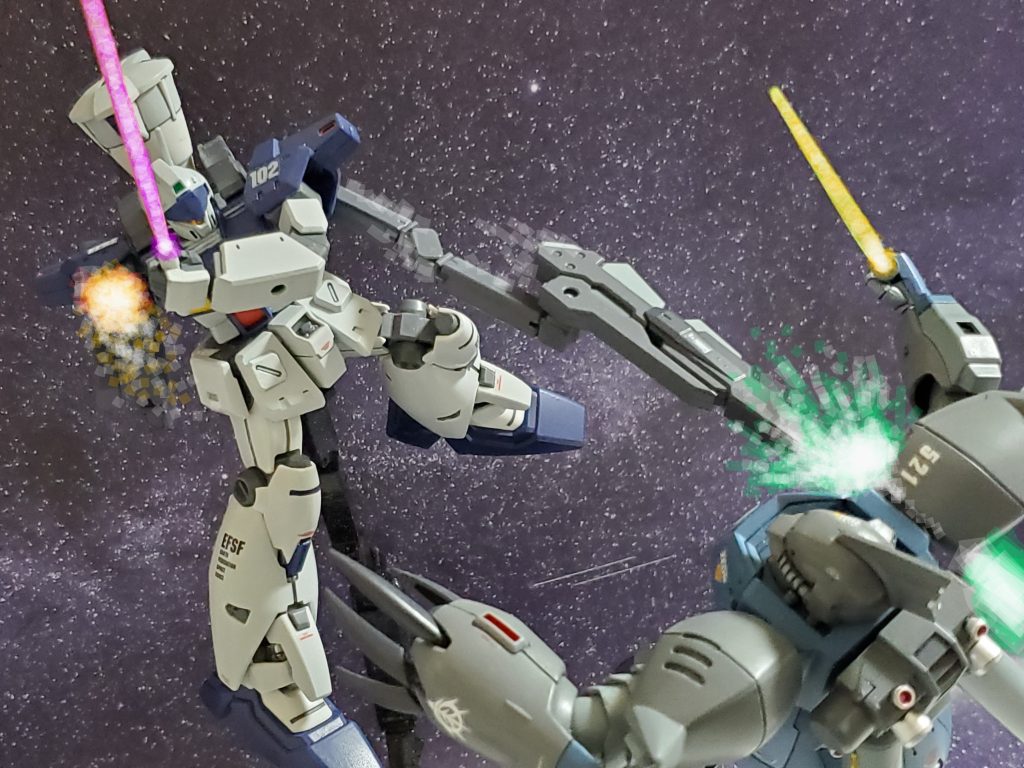 不利な状況から反撃の糸口を見つけるハインツ・ベア大尉❕咄嗟の判断でフレキシブルアームを伸ばし、ビームキャノンをゲルググに叩きつけ間合いをとる✨そして、すかさずビームキャノンを発射しゲルググの右腕を破壊~👊✨