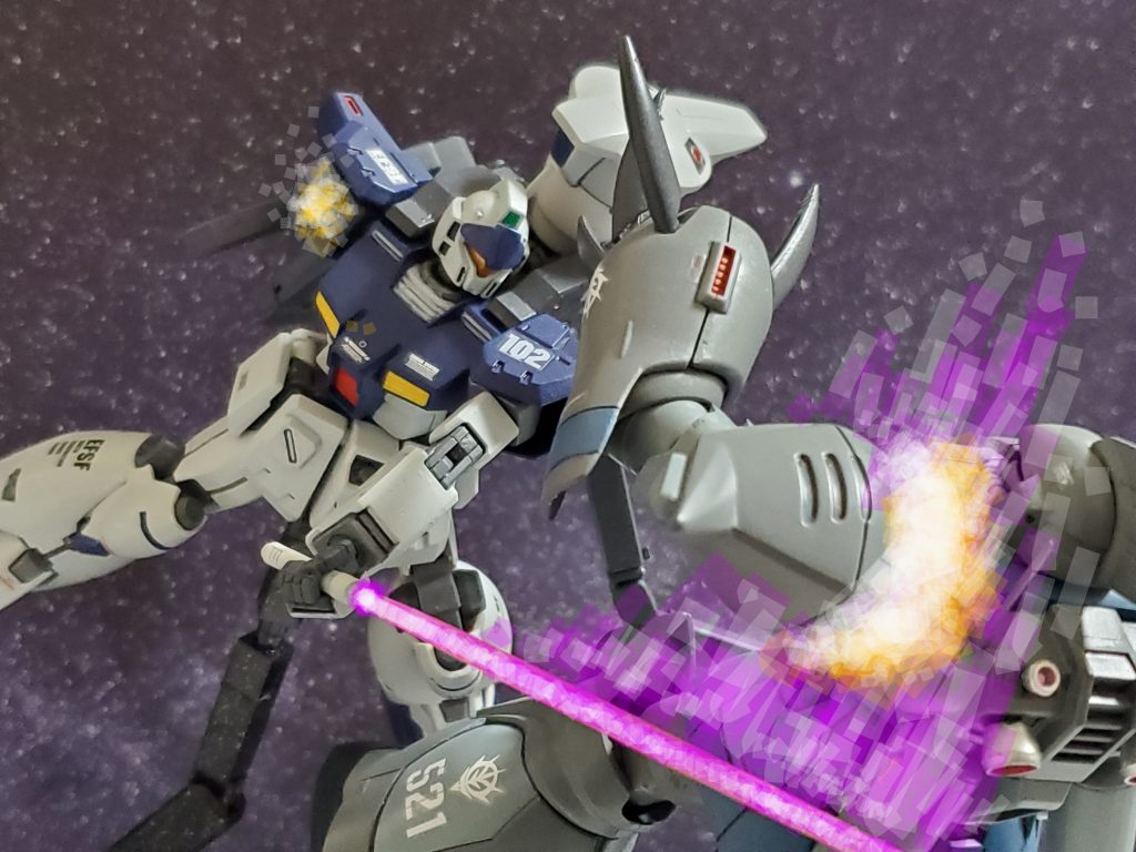 トドメとばかりに、怯んだところへビームサーベルを振り下ろすジムカスタム⚔️❇️ついに、強敵であったゲルググを撃破したハインツ・ベア大尉のジムカスタムであった…👍️この後、損傷の激しいジムカスタムはグレイファントムに帰還🏃💨コロニー落下阻止は、戦闘宙域に到着した試作ガンダム3号機とアルビオン隊に託し戦線を離れるのであった……💫という妄想イメージで今回はジムカスタム拠点強襲型(現地改修機)を制作し、前回投稿の続きを描いてみました~😊🎶