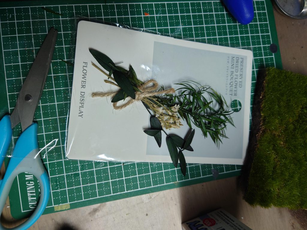草木にはセリアで販売していた人口芝と、ドライフラワーを切り取って使用しました。元イラストの手前にある草木を再現したかったので細かく切ると草むらになりそうな物を選びました。