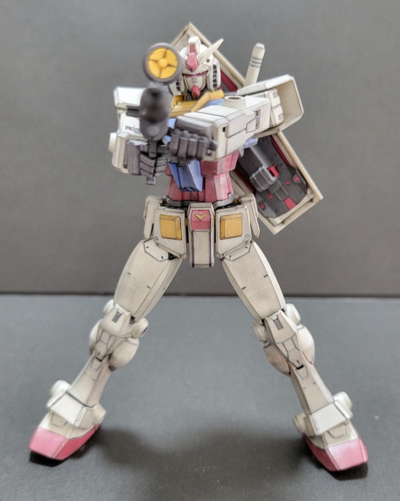 ガンダムの代名詞とも言える構え肩部分は根元に加え、胸に渡って稼働するのでライフル、バズーカ(付属無しです)などの構えが自由に出来ます。ちなみに、盾も有りますが私個人的に赤い部分のパテ盛りと塗装が必要になるのでかなり激しいススのウェザリング両面にして有ります。