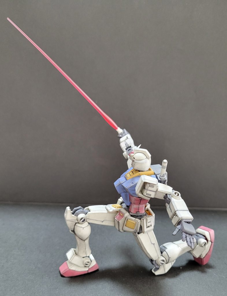 グフの腕を切った時のポーズですが、支え無しでこのバランスに加え、股部分が太ももを縮めたり、伸ばしたり出来る稼働範囲が有り、股の稼働範囲は90度越えます。持たせてませんが、ビームサーベルを両手で持てる稼働範囲も有り、肩を動かせばいろいろ敵とのポーズが出来る凄い機体。