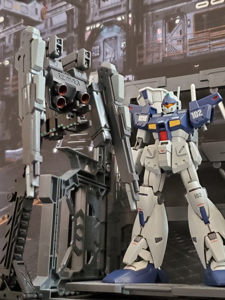 コンペイトウでのゲルググマリーネとの戦闘で中破し、グレイファントムに帰還したハインツ・ベア大尉のジムカスタム💦終わったかにみえた『星の屑』であったが、デラーズフリートは次なる一手、コロニージャックに始まるコロニー落とし作戦を敢行したのだ😱❗グレイファントム隊はコロニー落下を阻止するために追撃を開始✨艦内ではハインツ・ベア大尉のジムカスタムを修復と同時にアナハイム社より稼働テストデータ収集を依頼され受領していた試作アサルトブースターへの換装を行っていた❕試作アサルトブースターとは、『ガンダム開発計画』の試作5号機に装備予定の高火力ウェポンとブースターの一体型のバックパックである😎✨試作5号機とは、MS単機での火力による防衛ライン突破、ターゲットを撃破💥そして高機動で宙域離脱をコンセプトとした拠点強襲型との噂のある機体である✨