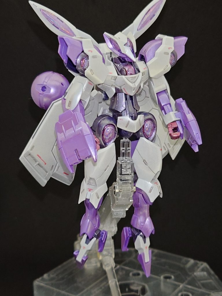 クリアパーツの裏はガンダムマーカーホロレッドで塗りました。