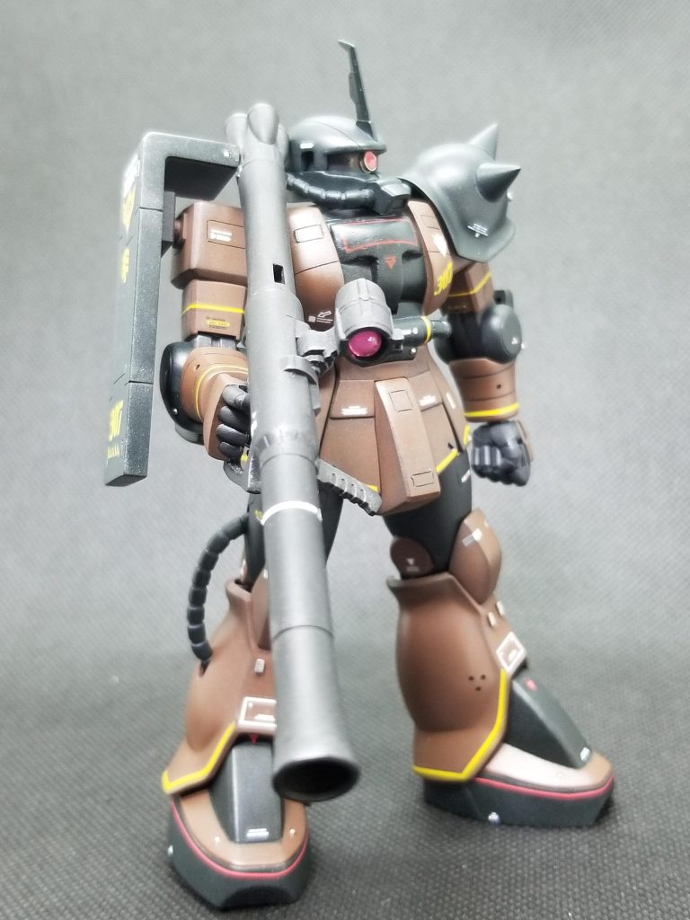 設定では各所にイエローラインが入ってるんですが、これがまた悩みどころでして😅デカール既製品は当然ないので色々探した結果腰アーマーのはRGのロバートギリアムザクから、ふくらはぎ部はリアルタイプガンキャノンから流用しました。それ以外はハイキューパーツなど市販のデカールです。脚部のレッドラインもホントはイエローなんですが、こっちのが好みでしたので変更してみました。