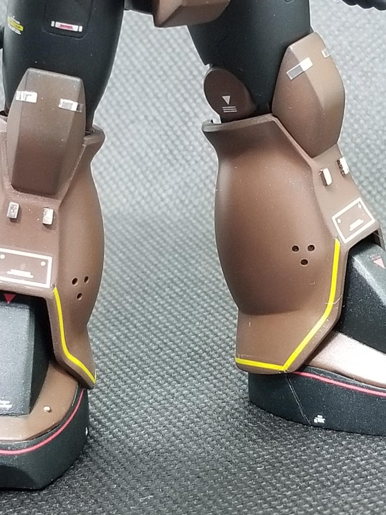 脚部アップ。自分の中でマイブームになりつつある三ツ穴ディテールを今回も入れてみました(笑)あと、膝アーマーのシルバー部分は台所用のスキマテープを使いました。