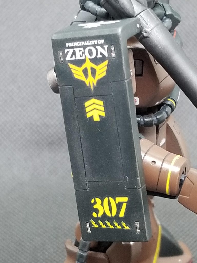 シールドはスジボリとメタルパーツの埋め込みでディテールアップ。『307』はギャビーハザードのS型のナンバリングみたいです(設定画に入ってました)。階級マークは本来少佐のなんでしょうが、大尉のがカッコよかったのでこちらを採用👍