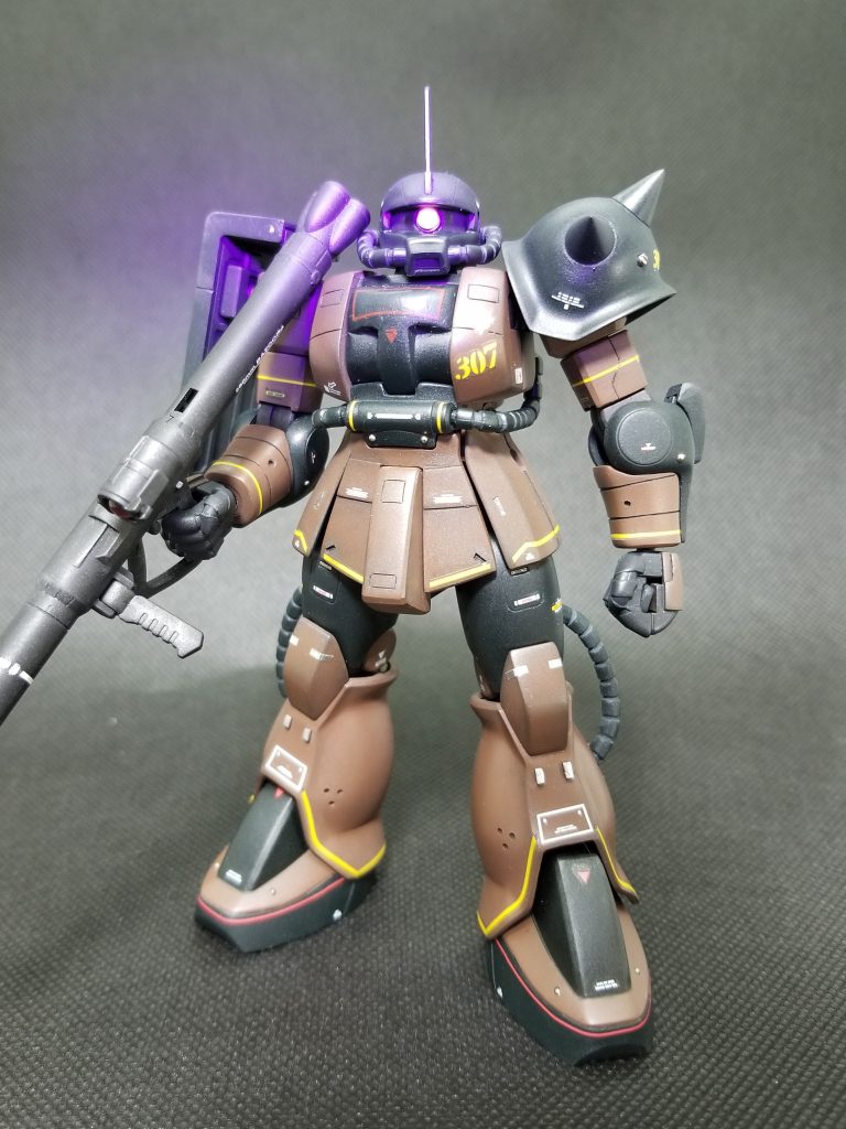 今回はモノアイを蛍光塗料にて『ビコーン！』仕様に😁カラーリングは黒に程近い緑を目指してみました。