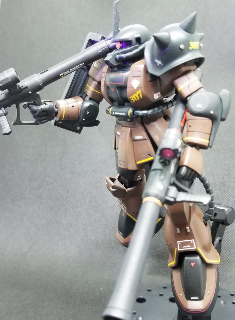 で、二丁持ちというわけです。いゃ～ガンダムの二丁持ちもいいけど、ザクもカッコいいですね～🥰あ、この写真がサムネ加工前のです。