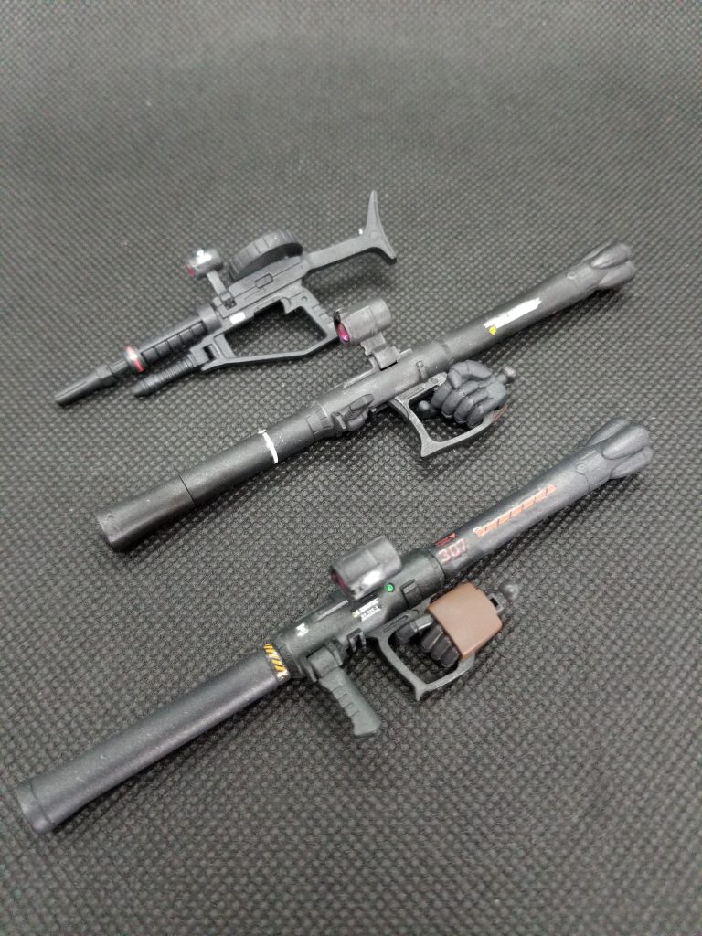 武器はザクマシンガンとザクバズーカを二丁。最初はバズーカをRGからの流用だけにしようと思ったのですが、持ち手が動かず肩載せが困難だったので急きょリバイブ版も追加。ギャビーハザードはバズーカの使い手だったらしいので自分専用にカスタマイズしたものも持っていただろうと勝手な妄想(笑)