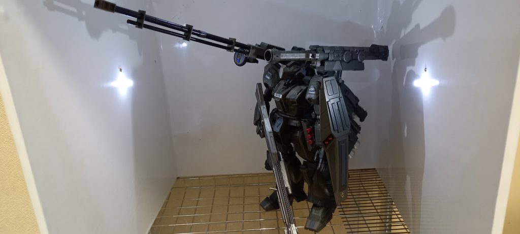 砲撃モード(300立法の撮影ブースからはみ出すのでポージング取れません(泣))これ、砲身だけでF91全高と一緒だったりします。で、長くなった分曲がりやすくなったので下部に補強軸と補強板を追加してあります。