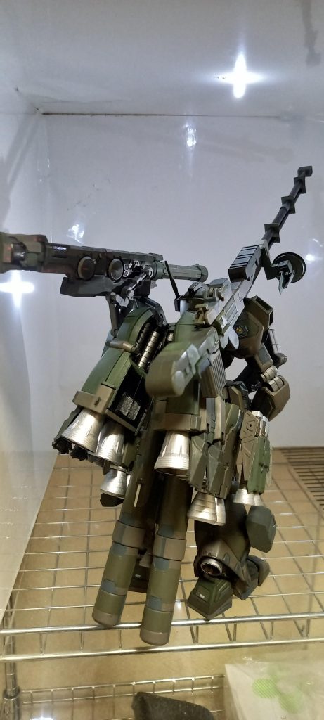 両カノン砲は他のMSG製品から寄せ集めて作ったアームでスイングするようにしてあります。