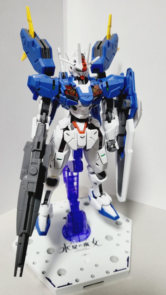 ノーマル状態青と白のカラーリングかっこいいですね。大きいビームライフルも男の子心を擽ってきます。