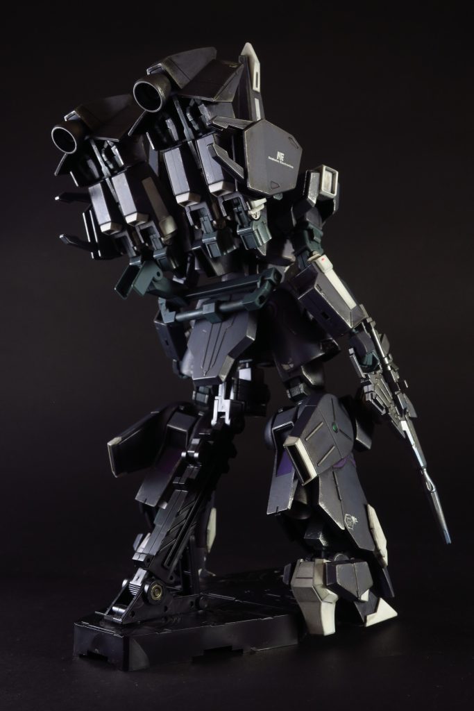 バーニアとライフルはタミヤスプレーのライトガンメタルで塗ってます。バーニアをゴールドにするのがマイブームだけど、名前にシルヴァが付くので銀色で。