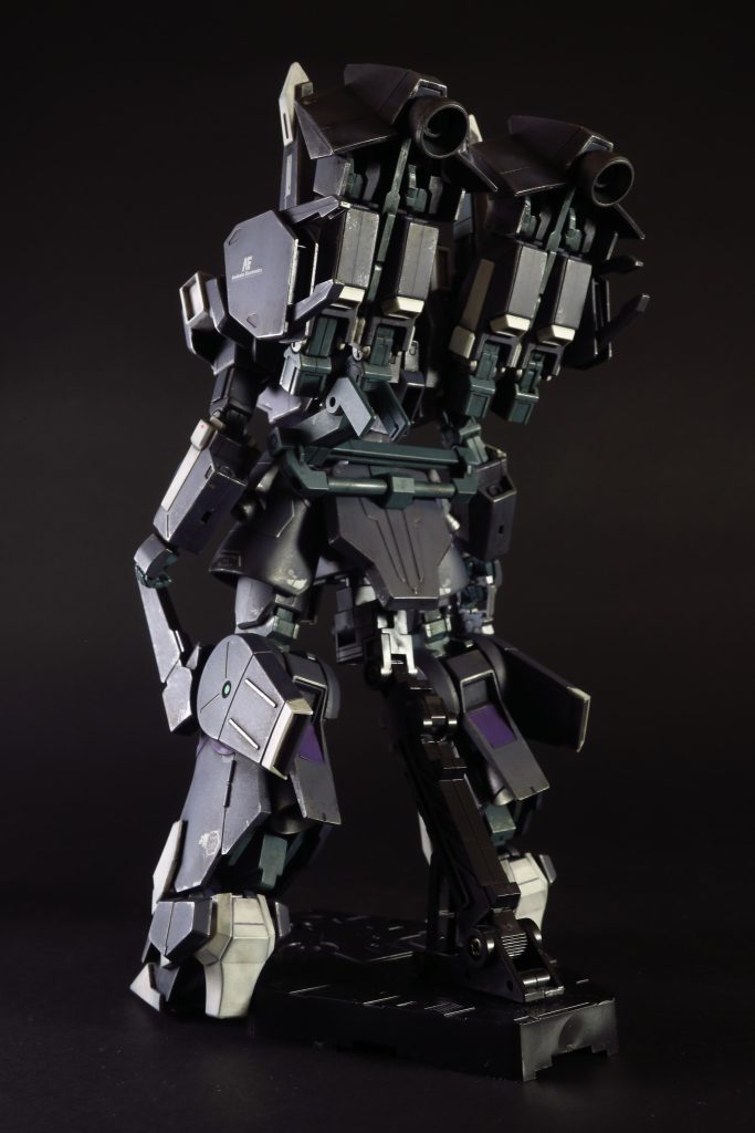 腰部アーマーはパーティングラインがあったのでヤスリがけしました。パーティングラインって、つなぎ目より気になる…