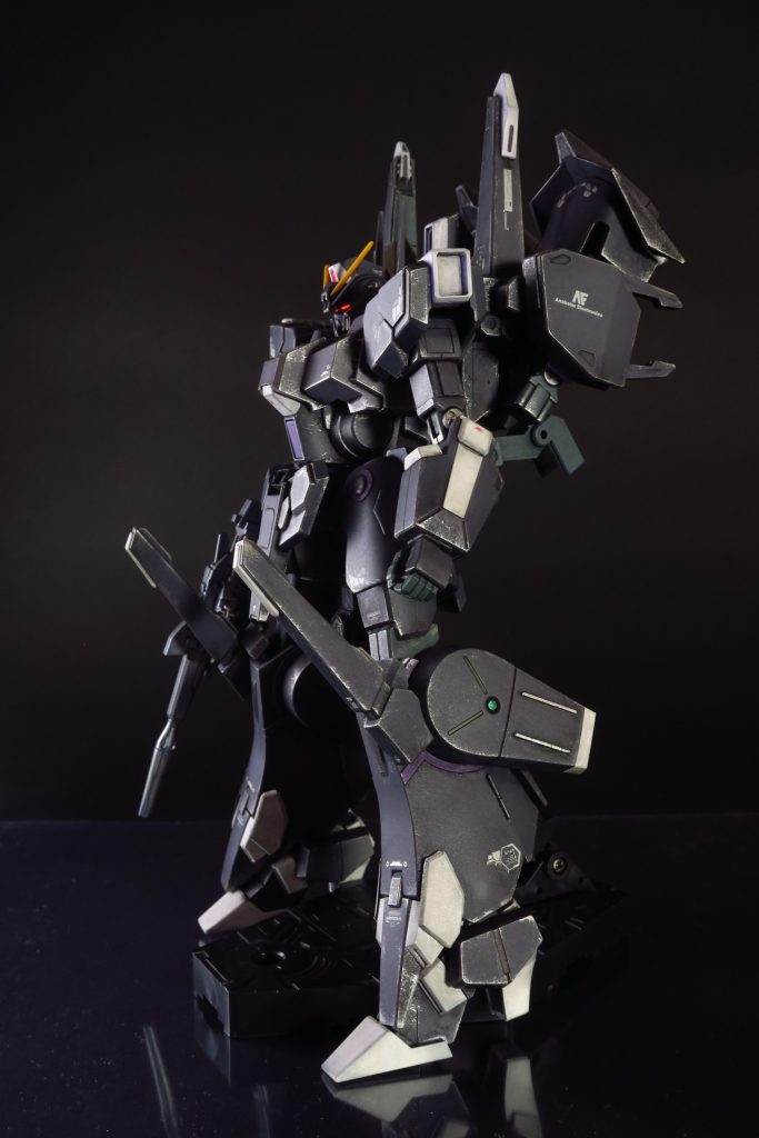 HGだけどディティールが多くてカッコいい。ただ、バックパックが重くて自立が難しいのがたまにキズ。